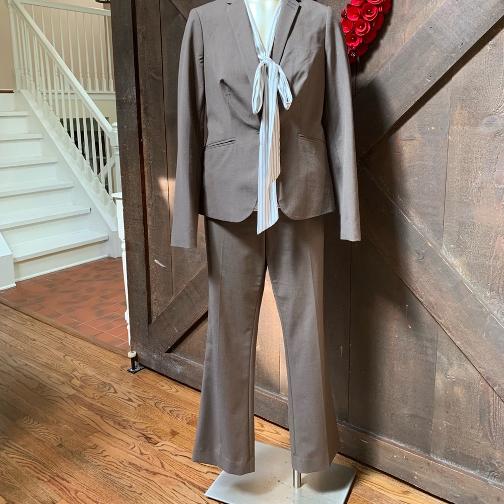 The limited taupe/tan pants. Size 8 short